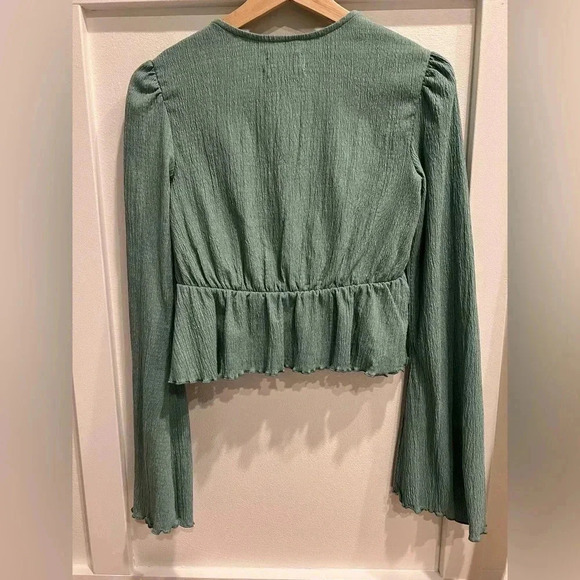 Urban Outfitter Women Small Green Crop Flared Long Sleeve Top Blouse, V Neck - Picture 2 of 3
